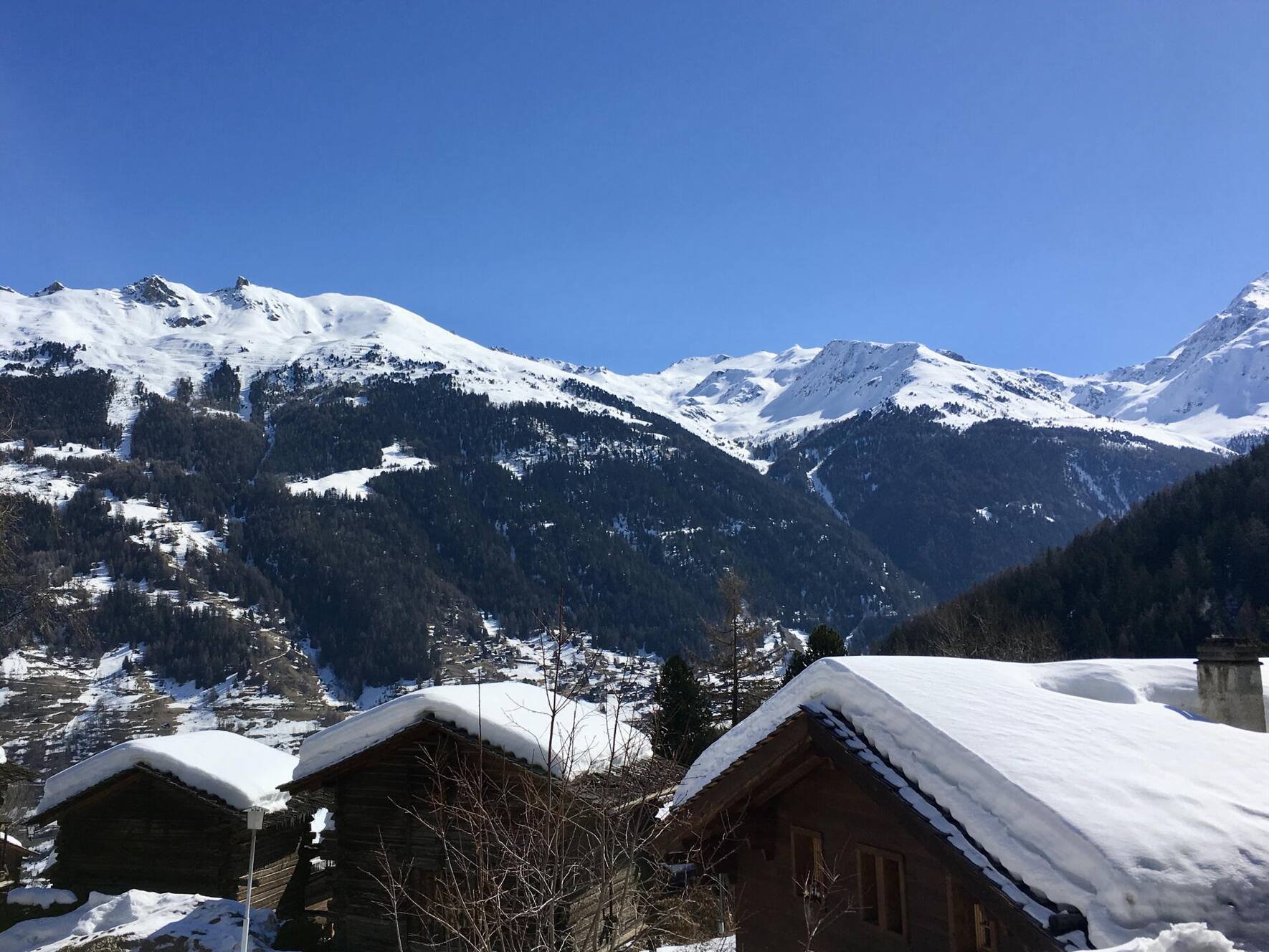 Im Dörfchen Grimentz reift der Gletscherwein, unter den majestätischen Gipfeln des Wallis.
