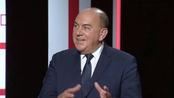 UBS-Präsident Axel Weber sagt zu den Spekulationen um eine mögliche Bankenfusion: «Das war das verspätete Sommerloch in der Schweizer Presse.»
