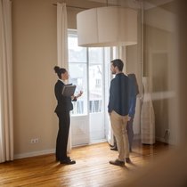 Zuerst muss geklärt werden, ob man das Wohneigentum selbst verkaufen oder einen Immobilienmakler damit beauftragen will.