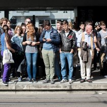Menschen warten am Zuggleis: Der Hype um das Wort «Dichtestress» vor Volksabstimmungen startet 2014