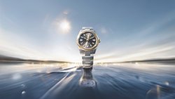 Ein Highlight ist die 41-mm-Version in Stahl und Gelbgold mit der Gravur «100 years».
