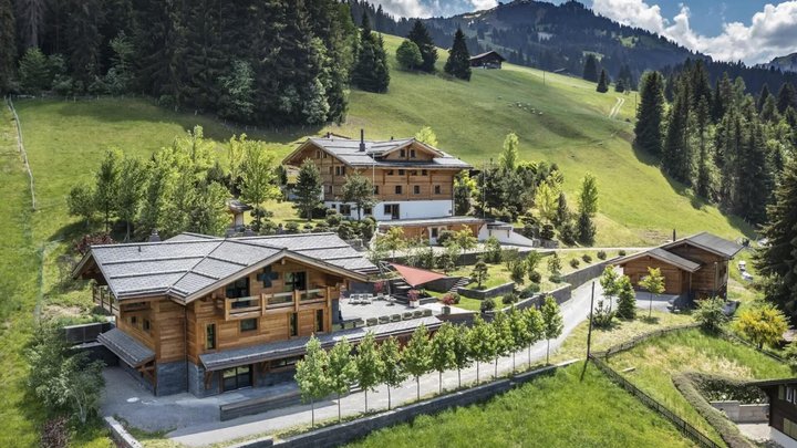 In Oeschseite bei Zweisimmen werden drei Chalets verkauft.