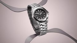 Die INOX Automatic im Gehäuse aus Edelstahl und schwarzem Zifferblatt.