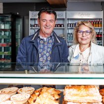 Nehmen einen weiten Weg bis zur Bäckerei Hofmann in Kauf: Ehepaar Nicolina (63) und Francesco (69) Borrelli.