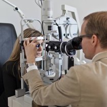 Augenuntersuchung: Die Aktie des Augenheilkonzerns Alcon befindet sich in einer Korrektur.