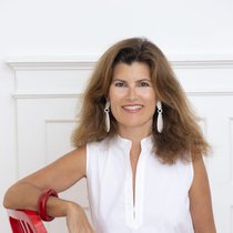 Astrid von Stockar ist CEO und Eigentümerin von Swissdent sowie Miteigentümerin des Hotels Chesa Grischuna.