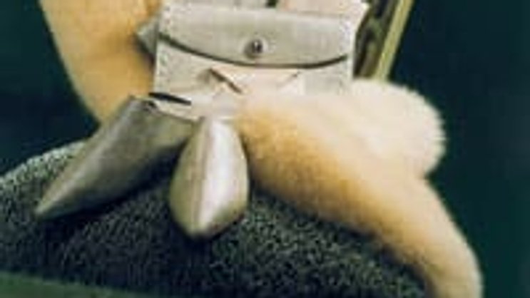 Luxus pur vom Krokodil: Hermès-Pantoletten, -Portemonnaies und -Täschchen.