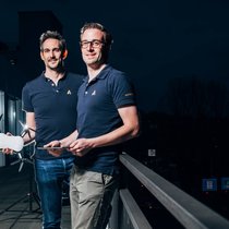 Höhenflug: Mit dem Pentagon haben Lorenz Meier (r.) und Kevin Sartori von Auterion den ersten staatlichen Grosskunden für ihre Softwareplattform PX4.