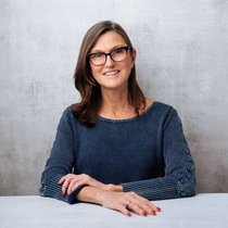 Der Chef der US-Wertpapieraufsicht, Gary Gensler, lässt sich mit den Anträgen von Cathie Wood (im Bild) und Larry Fink Zeit. Die Entscheidung zu den Bitcoin-ETFs soll im Januar fallen.