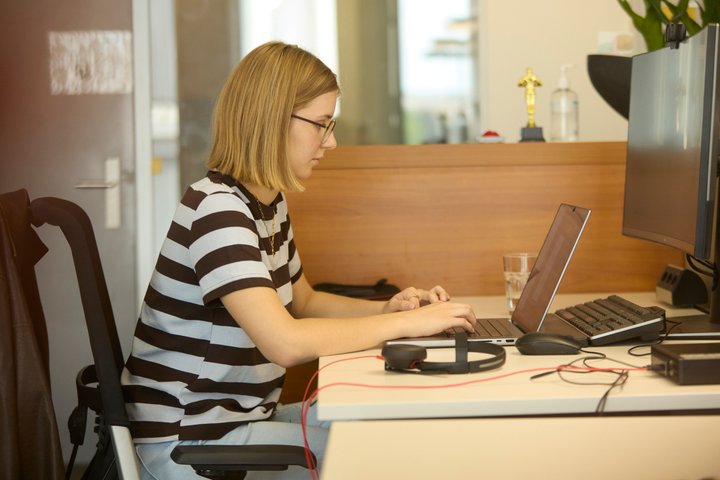 Neben Informatik gehört auch Projektmanagement zu Tinas Aufgaben.