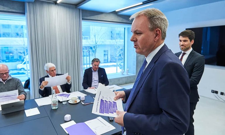 Valiant-Experten Markus Umbricht (im Vordergrund) und Reto Hohl