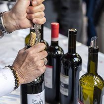 Richtig Wein trinken: Am Business-Dinner kredenzen Führungspersonen gerne eine gute Flasche Wein.
