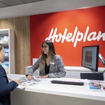 Kundin in einem Hotelplan-Reisebüro: Dank der Online-Konkurrenz spielt der Wettbewerb, auch wenn nun Hotelplan zum deutschen Dertour-Konzern gehört.