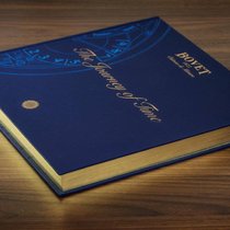 «The Journey of Time» heraus: Auf 240 Seiten Tatami-Papier mit Goldkante gibt es alles rund um Bovet – für 350 Franken.