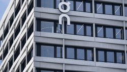 Das Gros der Umsätze von On machen mit 2,80 Milliarden Franken die Verkäufe von Schuhen aus. Allerdings wuchsen die Bereiche Bekleidung und Accessoires rasant. (Archivbild)