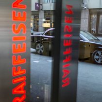 Logo von Raiffeisen: Die Bank streicht 180 Stellen. 