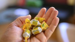 Seit 1940 hat Ricola nach eigenen Angaben nichts am Originalbonbon verändert – weder in Form noch Rezeptur.