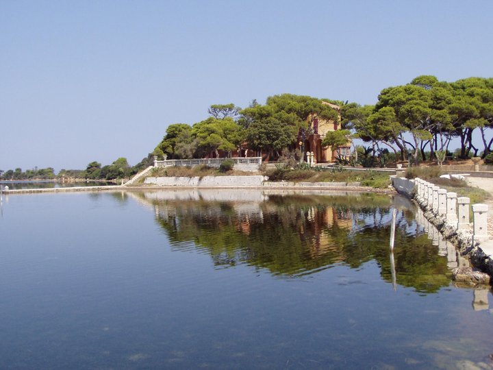 Ist es die renovierungsbedürftige Villa? Oder das seichte Wasser?