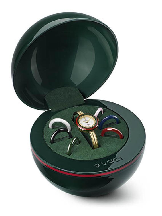 Gucci Play; 28 mm, goldfarbener Edelstahl, Keramiklünetten, Quarzwerk, 2500 Franken.