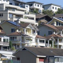 Wohnhäuser in Luzern: In der Schweiz bewegen sich die Hypothekarzinsen seit dem vergangenen Sommer auf tiefem Niveau seitwärts.