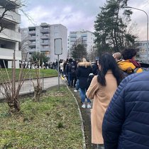 Die Schweiz steckt mitten in einer Wohnungsnot. Die Wohnungen in den Städten sind begehrt und teuer, da dort auch die meisten Arbeitsplätze sind.