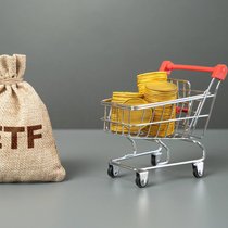 Börsengehandelter Fonds und Einkaufswagen mit Geldmünzen.
