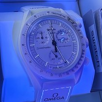 Angebot auf Ebay: Snoopy-Moonswatch unter UV-Licht.