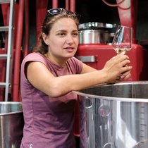 Winzerin Madlaina Erni erklärt die Vinifizierung ohne Barrique, im Prodorglastank: «Das ist eine Kunst.»