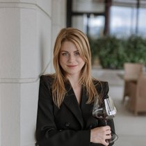 Lisa Bader ist Weinberaterin, Sommelière und Referentin.