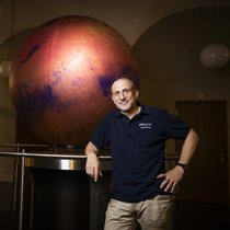 Richard Kornfeld vor dem Omniglobe an der ETH Zürich, der die Oberfläche des Mars zeigt.