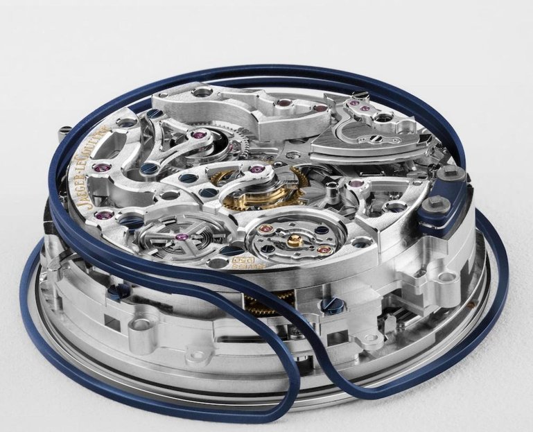 Jaeger-LeCoultre befestigt die Tonfedern am Saphirglas und windet sie in einer Helix um das Werk.