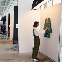 Fotos für die Verkaufskanäle: In der Inditex-Zentrale werden neue Kollektionen fotografiert. Hier ein Kleid der grössten Konzernmarke Zara.