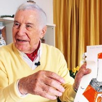 Der Schweizer Thermomix-Erfinder Hansjörg Gerber präsentiert die Skizze des «Ur-Thermomix». 