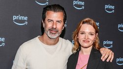Andreas Caminada wird auf seinen kulinarischen Weltreisen von Prominenten wie der Schauspielerin Karoline Herfurth begleitet.