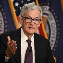 Jerome Powell (73), Chef der US-Notenbank Fed, lässt die Zinsen unverändert.