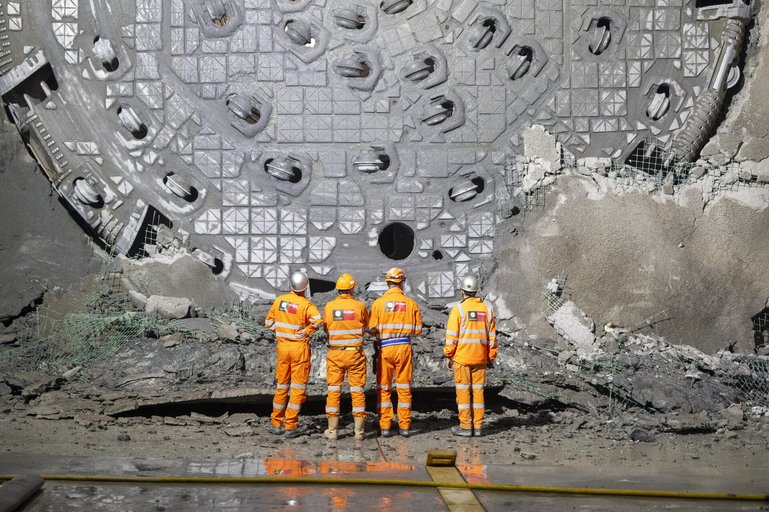 DURCHSTICH STOERZONE, GOTTHARD, STRASSENTUNNEL, GOTTHARD-STRASSENTUNNEL, GOTTHARDSTRASSENTUNNEL, GOTTHARD-STRASSENTUNNEL, GOTTHARDROEHRE, STRASSENTUNNEL, AUTOBAHNTUNNEL, AUTOTUNNEL BAUSTELLE, TUNNELBAUSTELLE, ZWEITE ROEHRE, 2. ROEHRE,  GOTTHARD-STRASSENTUN
