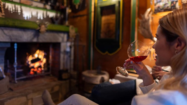 Vor dem Kaminfeuer ein Glas Rosé geniessen, während im Ofen die dazu passenden Bratäpfel schmoren, ist ein aussergewöhnliches Wintervergnügen.