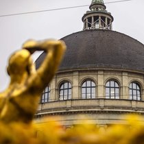An die ETH Zürich (rechts) flossen Gelder von Meta, vom Tiktok-Konzern Bytedance und von Google. Die EPFL erhielt Millionen vom Facebook-Konzern Meta –