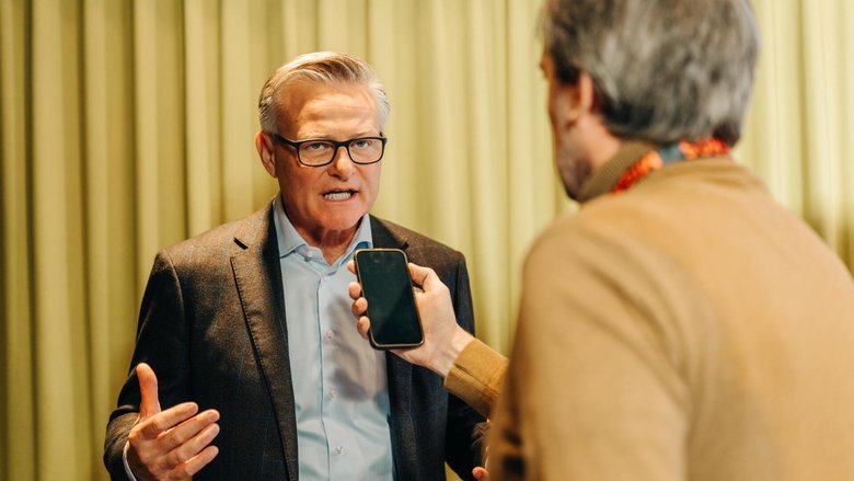 Mega Umbau bei der Migros. Mario Irminger geht und 10 Regio Genossenschaften sollen weg.
Migros Bern 26.10.2026
Im Bild: Ulrich Rotzinger mit Mario Irminger
