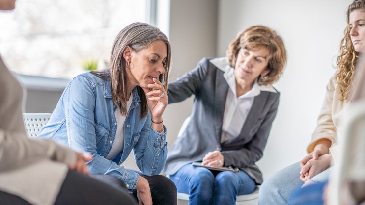 Ein Schlüsselelement für eine gesunde Psyche ist die Kommunikation mit Freunden, Familie und Mitarbeitenden. Nur im Gespräch werden Unklarheiten ausgeräumt und stressige Situationen entschärft.