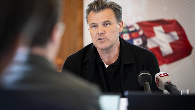 Alfred Gantner, Unternehmer, Mitglied des Initiativkomitees, spricht waehrend einer Medienkonferenz des Komitees der Kompass-Initiative zu Zwischenstand der Sammelphase und geplanten weiteren Schritten, am Dienstag, 29. April 2025 in Bern. (KEYSTONE/Anthony Anex)