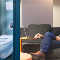 Ob auf dem WC oder Sofa: Online kaufen Schweizer am liebsten Bücher.  Keystone