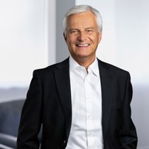 Pirmin Hotz (62) ist Gründer der Dr. Pirmin Hotz Vermögensverwaltungen, die 24 Mitarbeitende beschäftig. Er ist auch Autor: «Über die Gier, die Angst und den Herdentrieb der Anleger.»