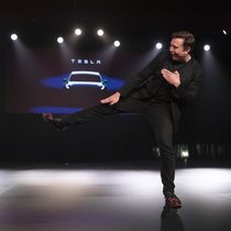Crazy Rich People: Wer zu den Superreichen gehören will, kann Schweine mästen. So hat der chinesische Unternehmer Qin Yinglin angefangen, er ist heute 30 Milliarden Dollar schwer. Häufiger klappt es aber mit Tech-Projekten, wie sie Elon Musk (Bild) zu Reichtum gebracht haben.