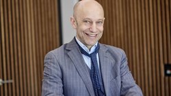 Daniel Bloch leitet Chocolats Camille Bloch in dritter Generation. Der 62-jährige Jurist ist seit vielen Jahren CEO und Präsident des Familienunternehmens aus dem Berner Jura.