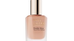 Estée Lauder: Double Wear Stay-in-Place Makeup, mit Hyaluronsäure, Niaciamid und Braunalgen-Extrakt, in 54 Farbtönen erhältlich, 30 ml, Fr. 64.–.