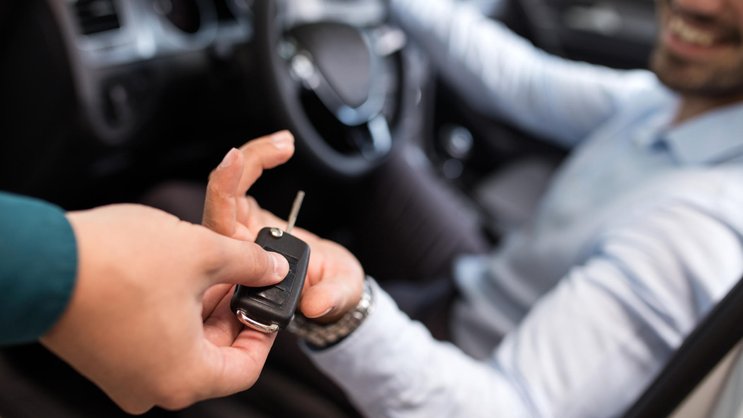 Mietwagen sind beliebt – zur Hauptreisezeit im Sommer versinken manche Destinationen in einer regelrechten Mietauto-Flut.