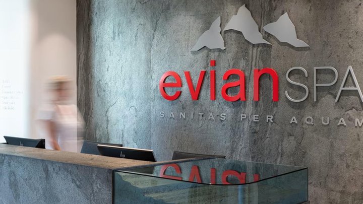 ... und ein Spa der Marke Evian.