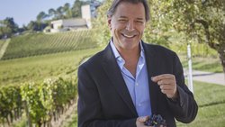 Lifestyle-Unternehmer Silvio Denz ist der Schlossherr der zauberhaften Chartreuse, in einem seiner Weinberge in den Hügeln des Bordeaux.
