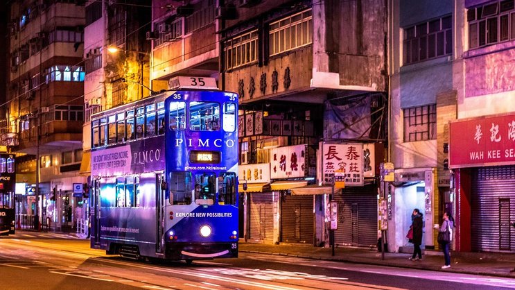 Doppelstöckiges Hongkong-Tram mit einem Werbeschriftzug für Pimco.